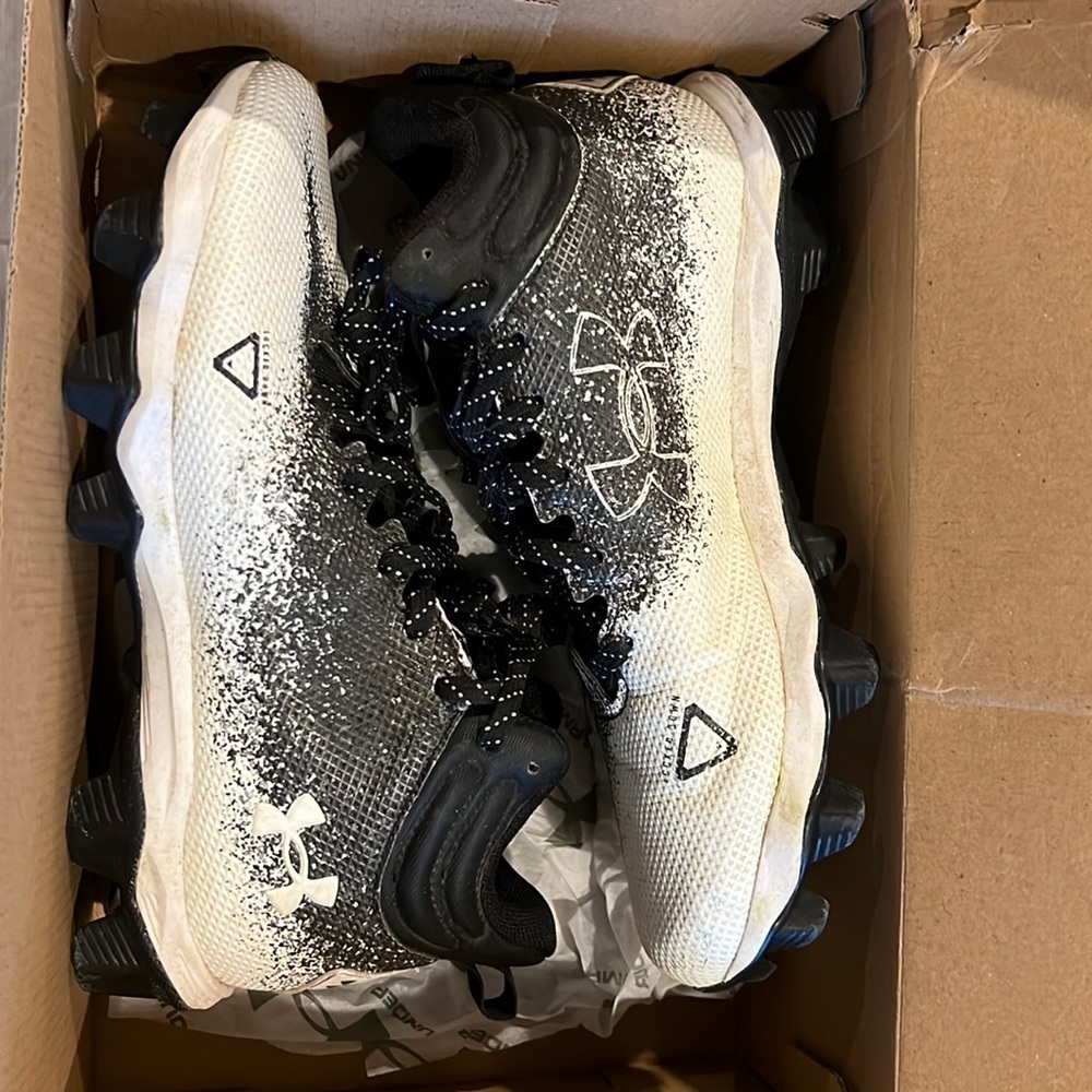 COPY - Under Armour size 6 boys football cleats